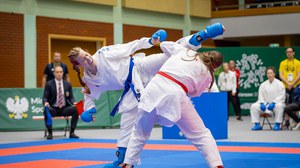 Foto: zwei Sportlerinnen im Karatanzug beim Wettkampf