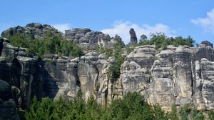 Felsenkette mit auffallender einzeln stehender Felsnadel