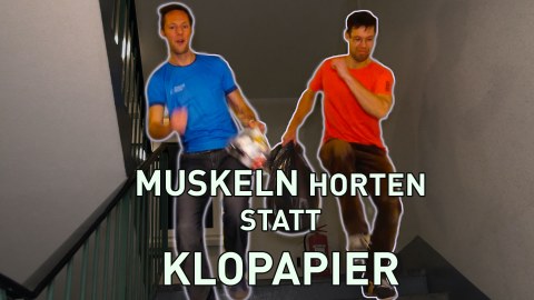 Zwei Männer rennen mit einem Müllbeutel eine Treppe runter. Auf dem Bild steht "Muskeln horten statt Klopapier"