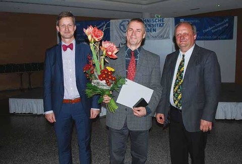 Die Ehrenmedaille der TU Dresden und einen Strauß Blumen übergab TUD-Kanzler Dr. Andreas Handschuh (l.) auf der Sportlerehrung an Andreas Heinz (M.). Der langjährige Direktor des Universitätssportzentrums geht Ende 2017 in den Ruhestand.