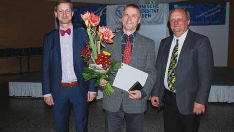 Die Ehrenmedaille der TU Dresden und einen Strauß Blumen übergab TUD-Kanzler Dr. Andreas Handschuh (l.) auf der Sportlerehrung an Andreas Heinz (M.). Der langjährige Direktor des Universitätssportzentrums geht Ende 2017 in den Ruhestand.