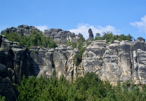 Felsenkette mit auffallender einzeln stehender Felsnadel