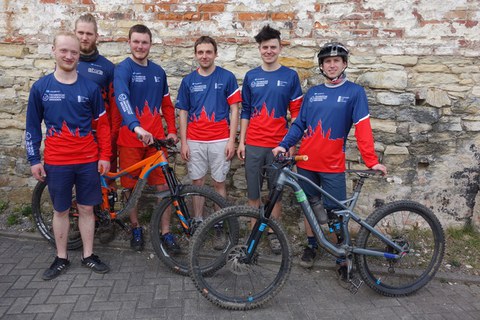 Kursteilnehmer und Kursleiter bei der Übergabe der Enduro-Trikots mit Dresden-Silhouette, April 2018.