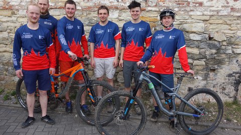 Kursteilnehmer und Kursleiter bei der Übergabe der Enduro-Trikots mit Dresden-Silhouette, April 2018.