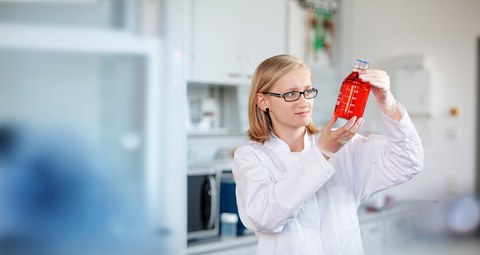 Frau mit Reagenzglas