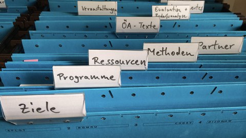 Mehrere Blaue Aktenordner hintereinander gestapelt.