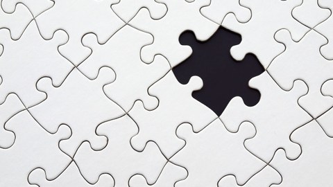 Ein weißes Puzzle, in dem ein Puzzleteil fehlt.