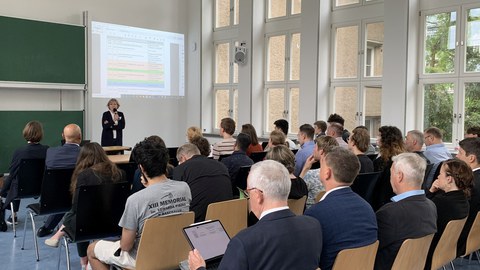 Professorin Rösen Wolff bei der Begrüßung zum Workshop Energie und Nachhaltigkeit an der TU Dresden 