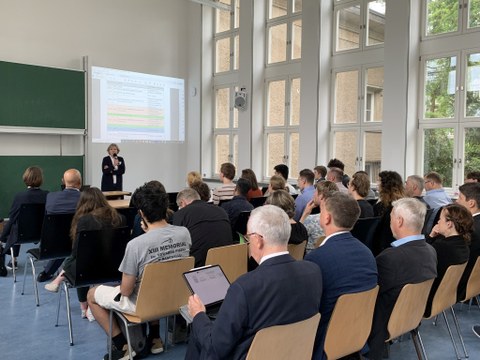 Professorin Rösen Wolff bei der Begrüßung zum Workshop Energie und Nachhaltigkeit an der TU Dresden 
