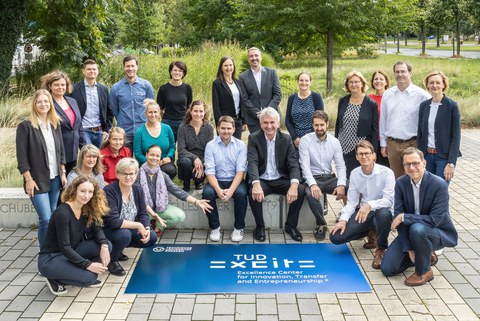 Gruppenbild TUD|excite mit Banner auf dem Boden