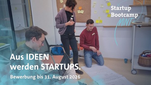  3 Personen arbeiten vor einem Whiteboard Text: "Aus Ideen werden Startups." Logo: Startup Bootcamp MINT