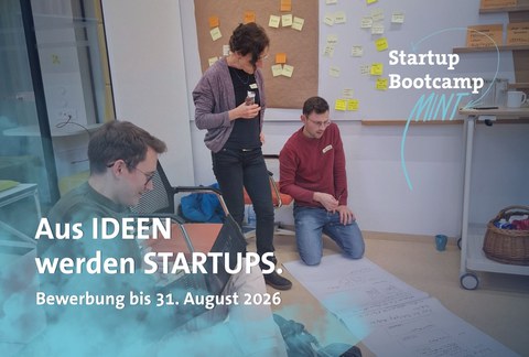  3 Personen arbeiten vor einem Whiteboard Text: "Aus Ideen werden Startups." Logo: Startup Bootcamp MINT