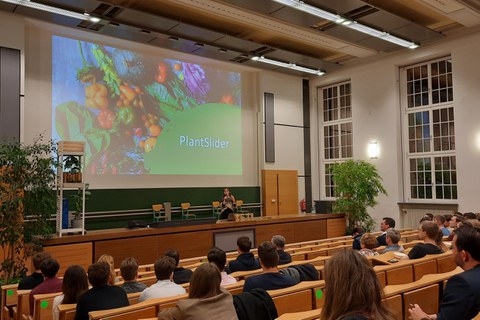 Blick von hinten in einen Hörsaal