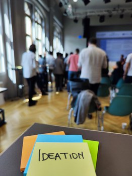 bunte Notizzettel mit dem Wort "Ideation"