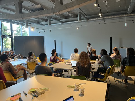 Workshop mit Trainering, Teilnehmende sitzend als Publikum
