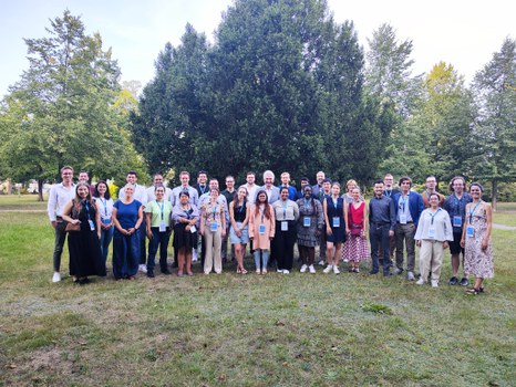 Gruppenfoto der Teilnehmende und Mitwirkenden, draußen im Grünen