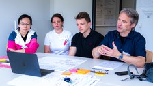 4 Teilnehmende bei Videokonferenz