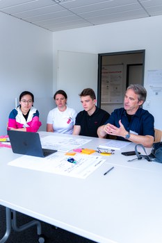 4 Teilnehmende bei Videokonferenz
