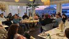 Abendveranstaltung, bei der Gründer von ihren Gründungsgeschichten erzählen