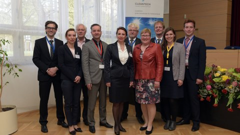 Zu den Mitorganisatoren der Cleantech-Konferenz gehörte auch die Leiterin des Transfer Office an der TU Dresden, Frau Christiane Bach-Kaienburg (2.v.l.),  