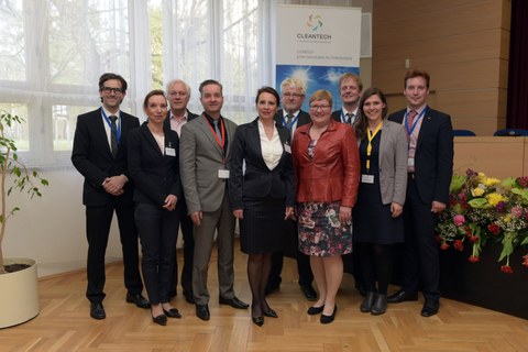 Zu den Mitorganisatoren der Cleantech-Konferenz gehörte auch die Leiterin des Transfer Office an der TU Dresden, Frau Christiane Bach-Kaienburg (2.v.l.),  