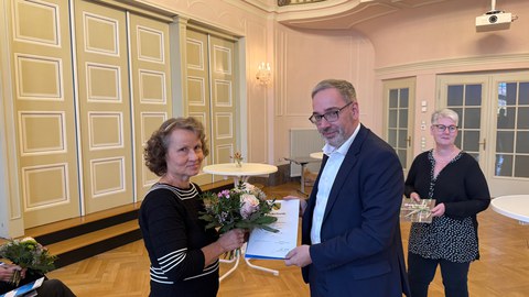 Urkundenübergabe an Martina Traßl durch den Kanzler