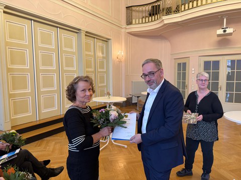 Urkundenübergabe an Martina Traßl durch den Kanzler