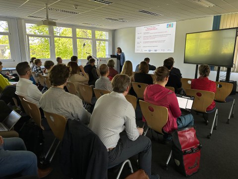 Zuhörende sitzen im OSL und hören einen Vortrag zu IP
