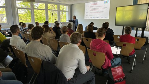 Zuhörende sitzen im OSL und hören einen Vortrag zu IP
