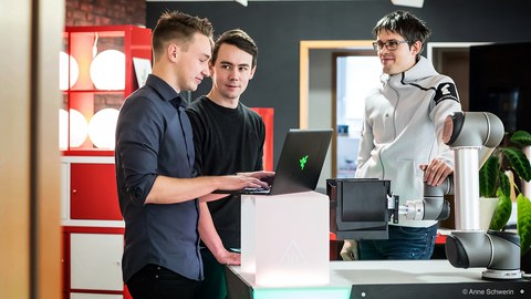 From left to right: Christoph Biering, Christian Piechnick und Jan Falkenberg (part of the founder team Wandelbots)