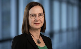 Porträtfoto von Dr. Iris Steinebrunner