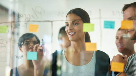 Team beim Brainstormen mit Postits