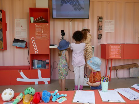 Kinder beim Besuch von Bakteriopolis