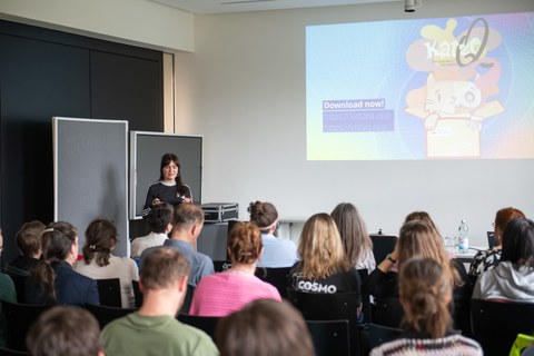 Auditorium und Referentin im Workshop