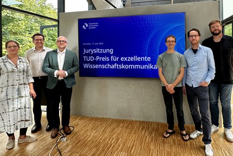 Foto mit 6 Personen vor einem Screen