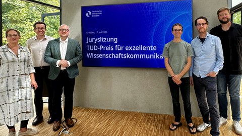 Foto mit 6 Personen vor einem Screen
