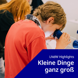Foto: Eine Person mit rotem T-Shirt blickt durch ein Mikroskop, darunter Textfeld mit 'LNdW Highlights Kleine Dinge ganz groß'