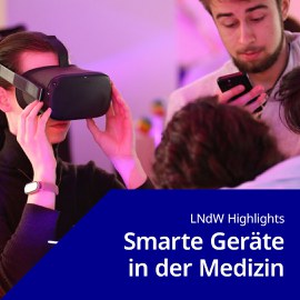 Foto: Person mit Virtual-Reality-Brille und Smartwatch hält die Brille vor das Gesicht, im Vordergrund unscharfe Personen, darunter Textfeld mit 'LNdW Highlights Smarte Geräte in der Medizin'
