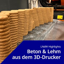 Foto: Mehrere schichtweise aufgetragene, zylindrische Objekte aus Beton oder Lehm in einer 3D-Druckanlage