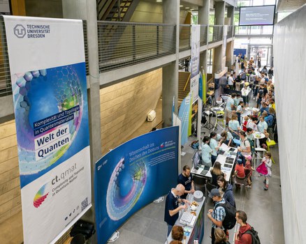 Foto eines Standes bei der Langen Nacht der Wissenschaften an der TU Dresden