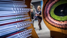 Foto eines Augenmodells bei der Langen Nacht der Wissenschaften. Das Foto zeigt das Innere des Auges. 