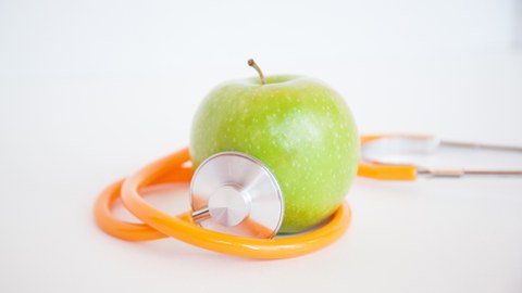 Ein Apfel mit einem Stethoskop