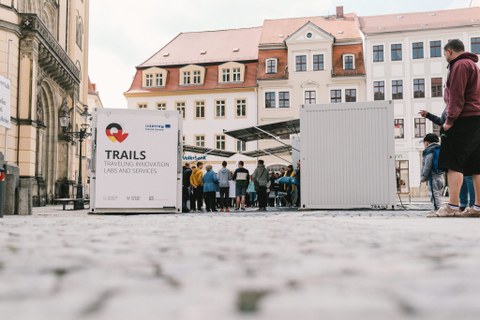 Markt Zittau mit Container und einer Gruppe von Jugendlichen