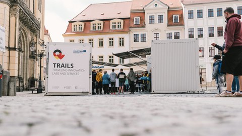 Markt Zittau mit Container und einer Gruppe von Jugendlichen