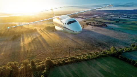 Hybrides Flugzeug fliegt über eine Landschaft