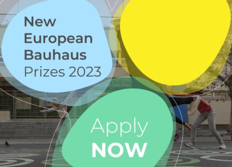 Schüler auf einem Hof im Hintergrund, drei Farbblasen mit Schriftzug New European Bauhaus Prize 2023