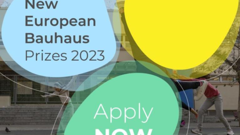 Schüler auf einem Hof im Hintergrund, drei Farbblasen mit Schriftzug New European Bauhaus Prize 2023