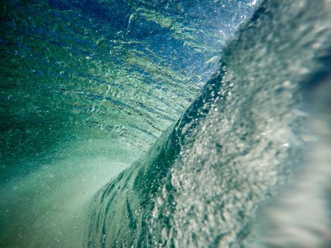 Foto aus dem Inneren einer hohen Wasserwelle.