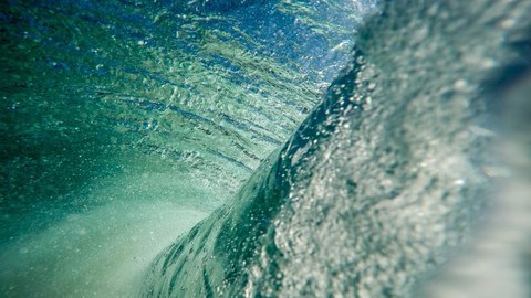 Foto aus dem Inneren einer hohen Wasserwelle.