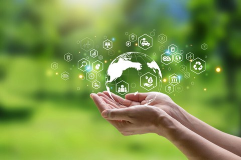 Foto zeigt die Hand des Menschen, wie er die Erde mit dem ESG-Symbol für Umwelt, Soziales und Governance hält, das Konzept der nachhaltigen Umwelt